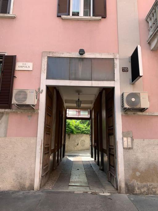 Ampola Home “Flamingo” ミラノ エクステリア 写真